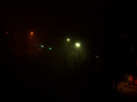 туман, настояний на світлі ліхтарів