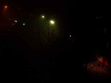 туман, настояний на світлі ліхтарів